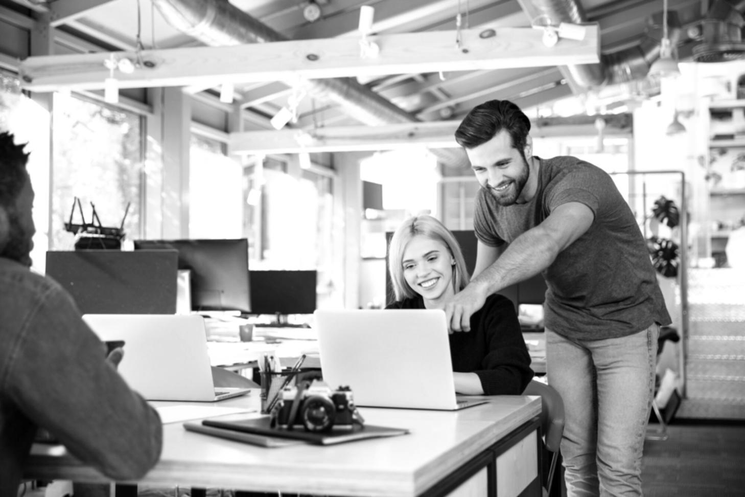 Consultation en planification financière personnalisée avec des graphiques et documents budgétaires