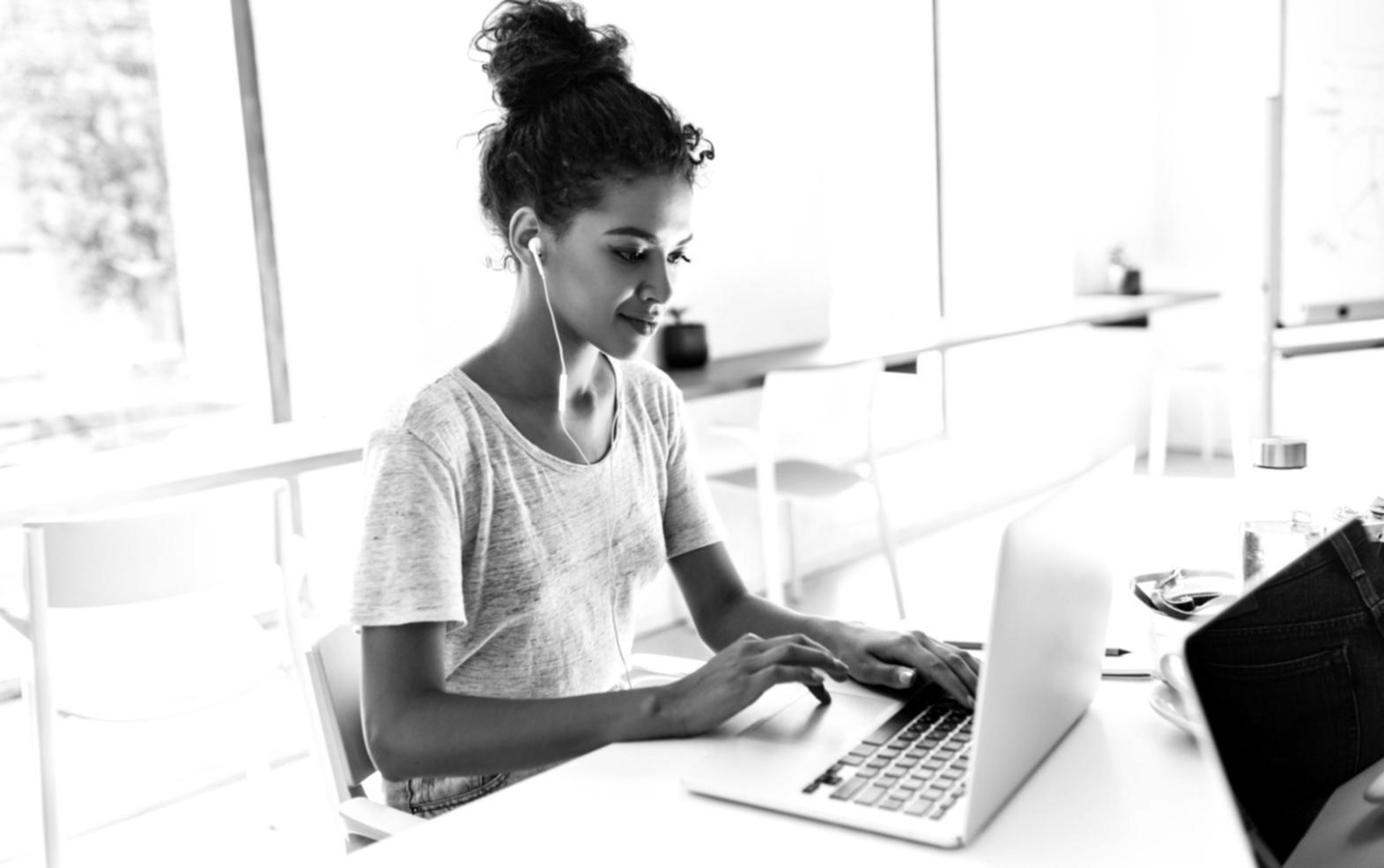 Participants travaillant sur leur plan financier personnel lors d'un atelier budgétisation