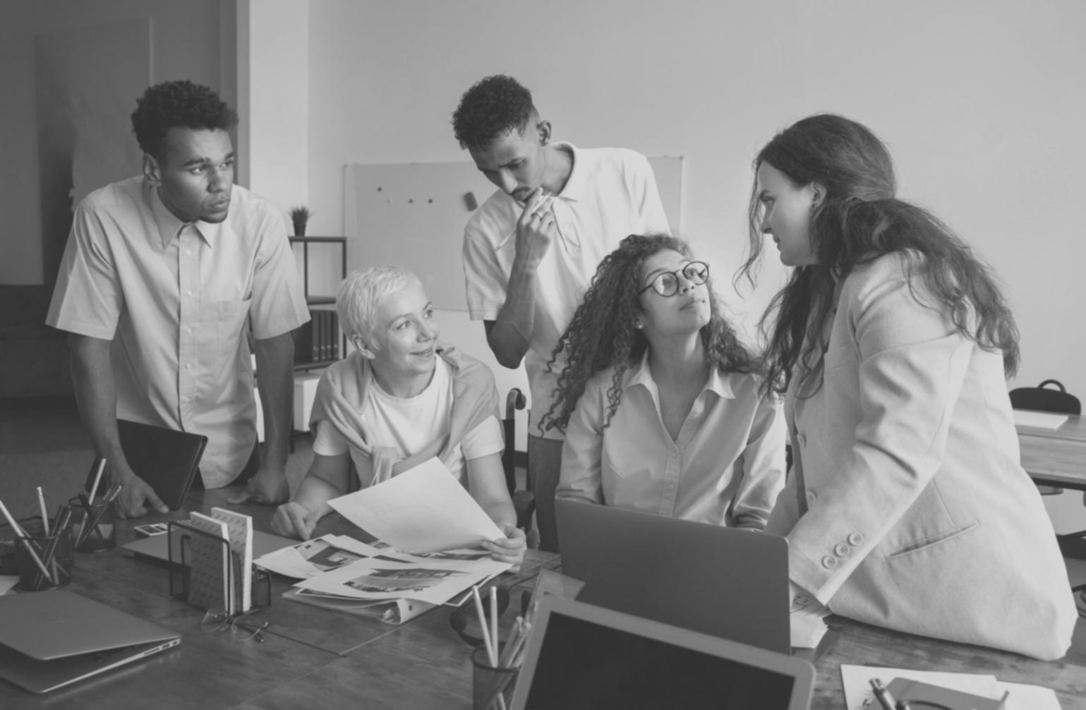 Salle de formation moderne avec participants engagés dans l'apprentissage des stratégies budgétaires